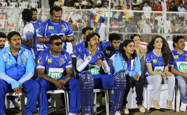 Kiccha Sudeep with his team members. Sudeep with His Karnataka Bulldozers Team