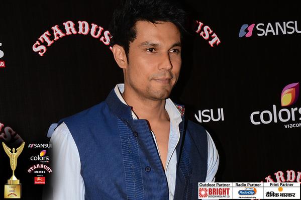 Randeep Hooda receives Searchlight award for Best Actor.