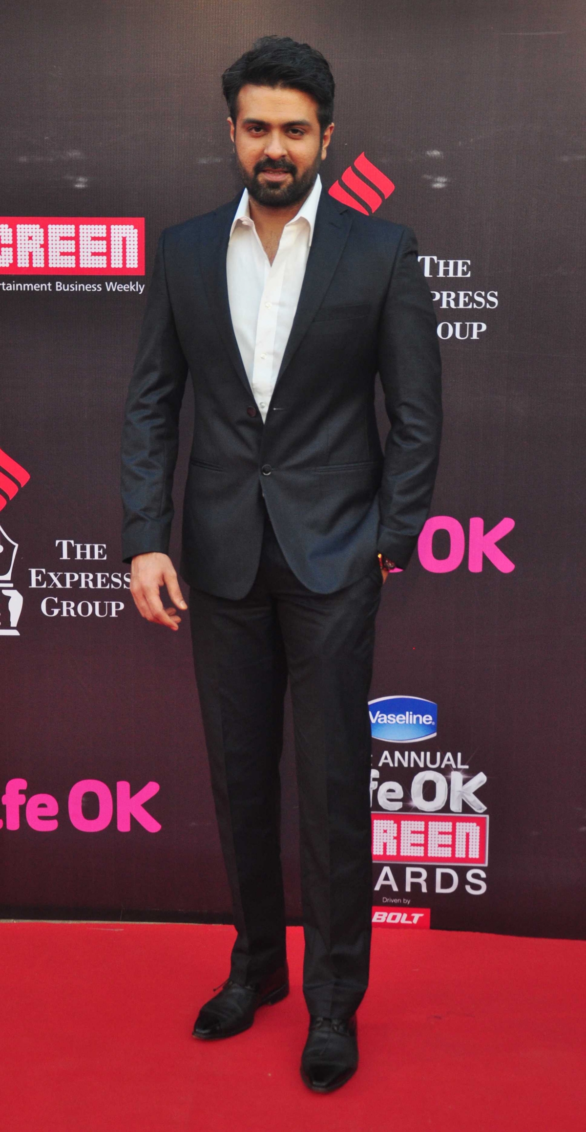 21st Life OK Screen Awards: Deepika Padukone, Priyanka Chopra, Shahid Kapoor and Other Stars Walk the Red Carpet