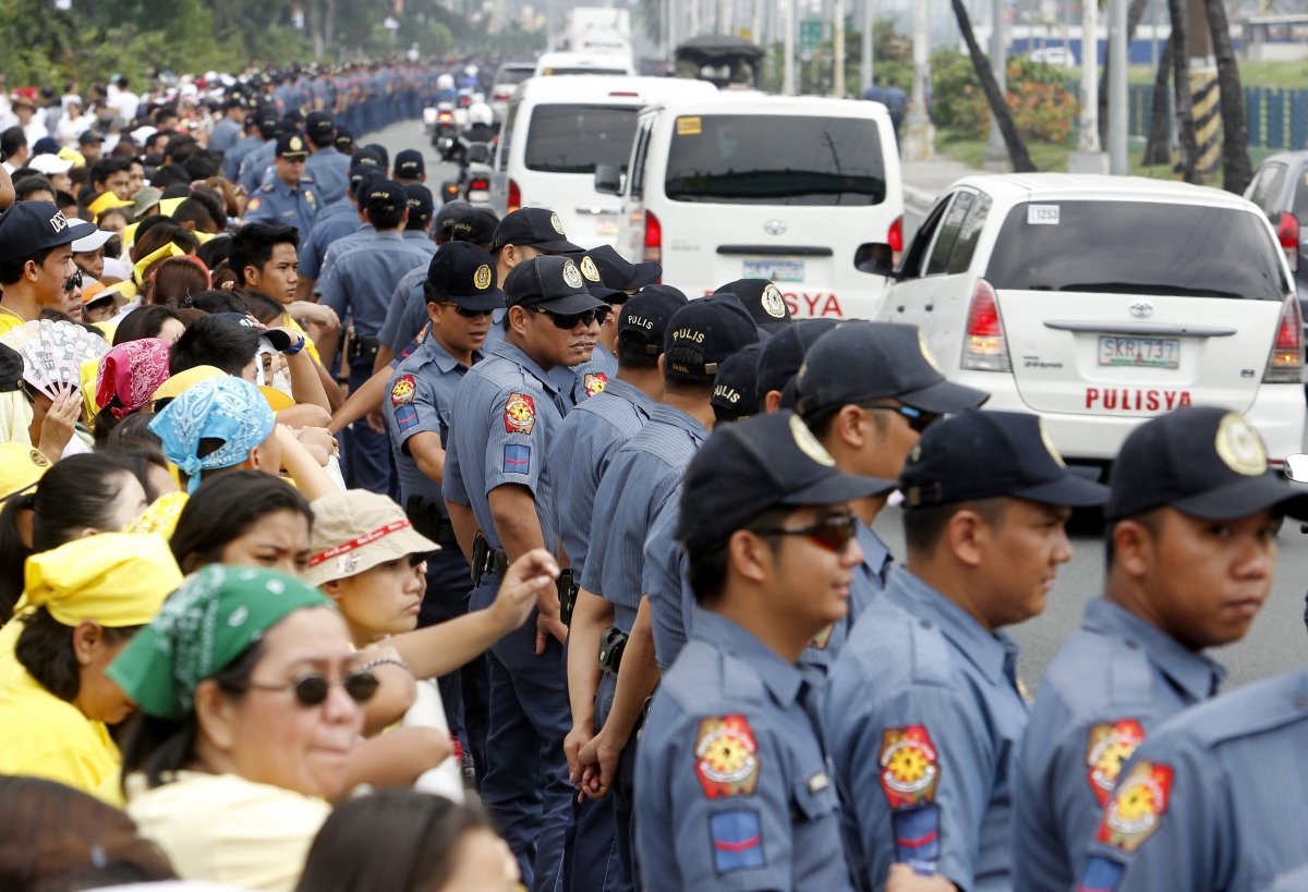 Well-wishers waiting for the arrival of Pope Francis in Manila