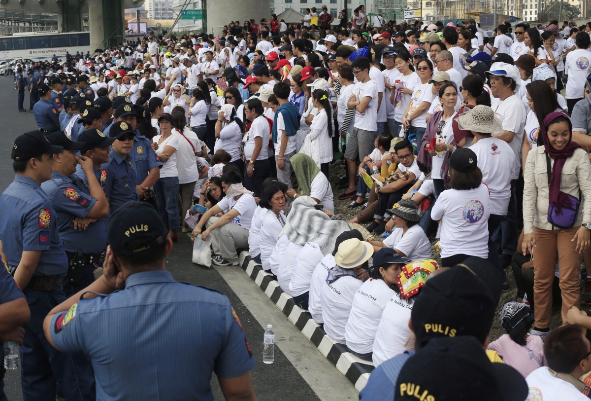 Well-wishers waiting for the arrival of Pope Francis in Manila
