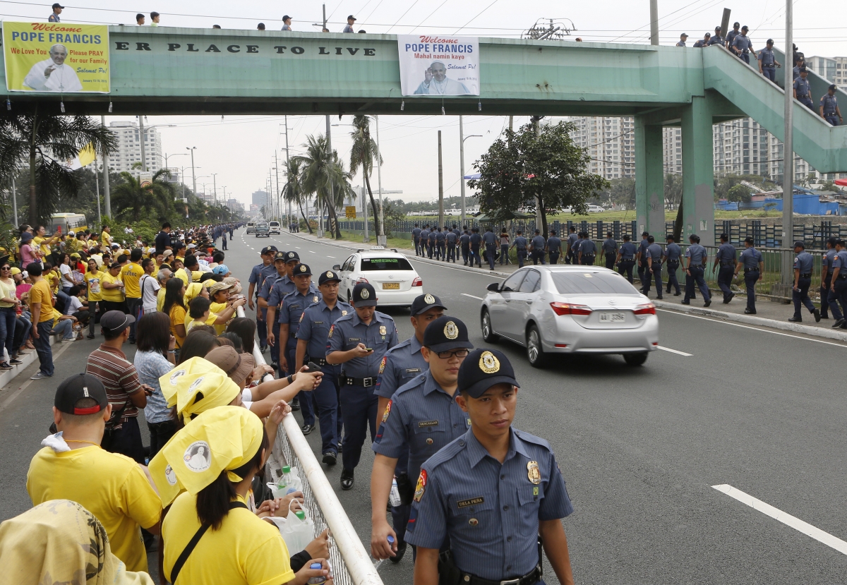 Well-wishers waiting for the arrival of Pope Francis in Manila