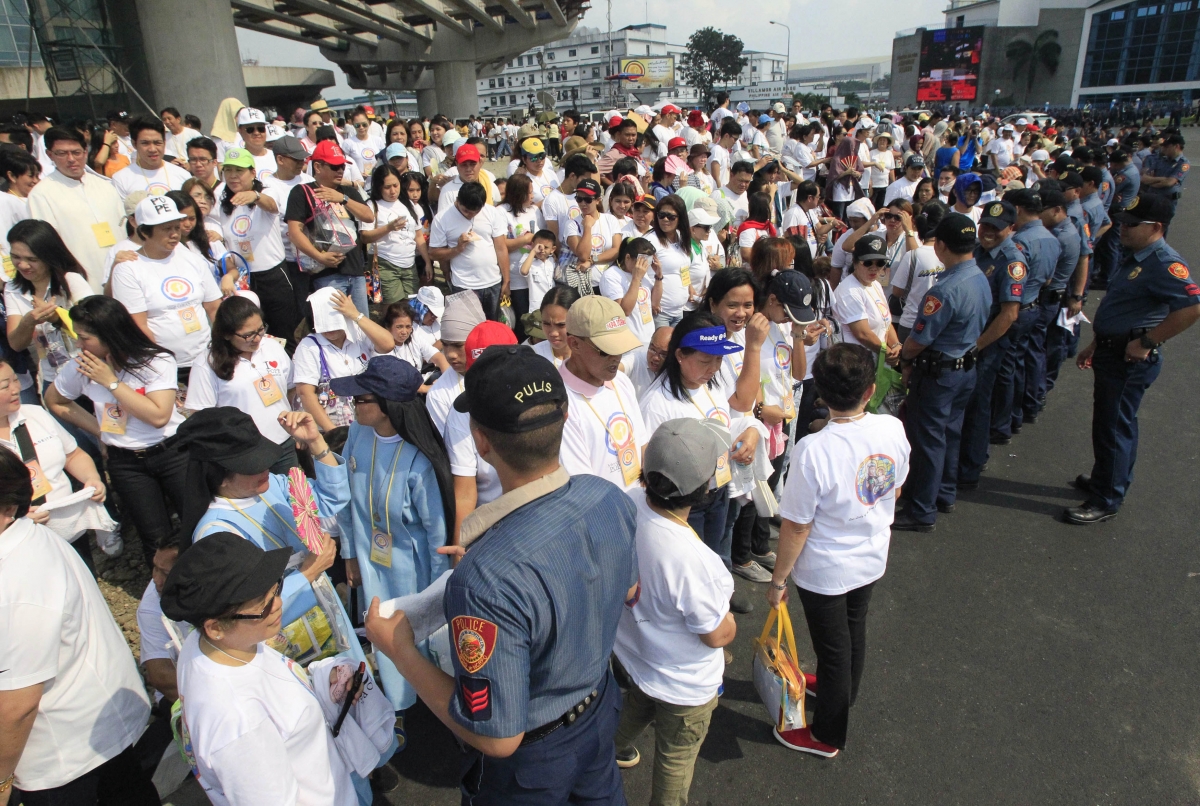 Well-wishers waiting for the arrival of Pope Francis in Manila