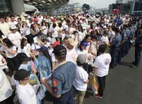 Well-wishers waiting for the arrival of Pope Francis in Manila
