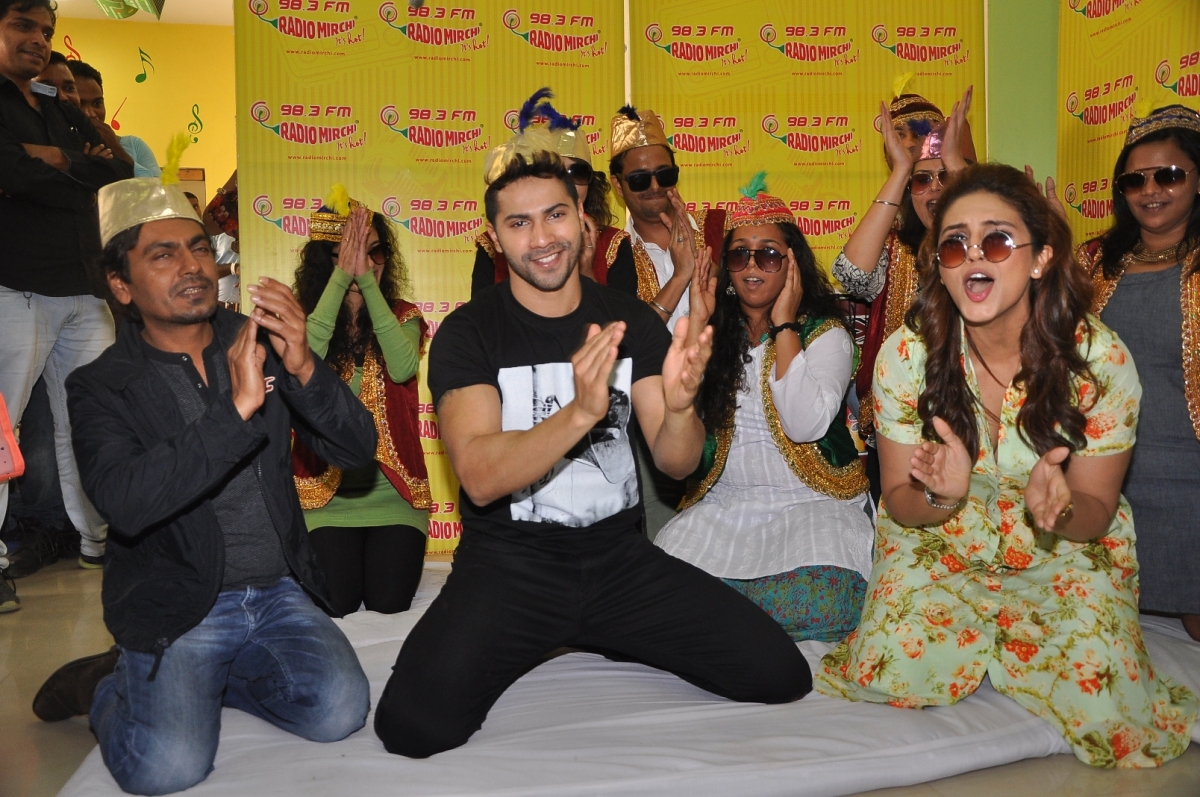 Varun Dhawan, Huma Qureshi Promotes 'Badlapur' at Radio Mirchi Studio