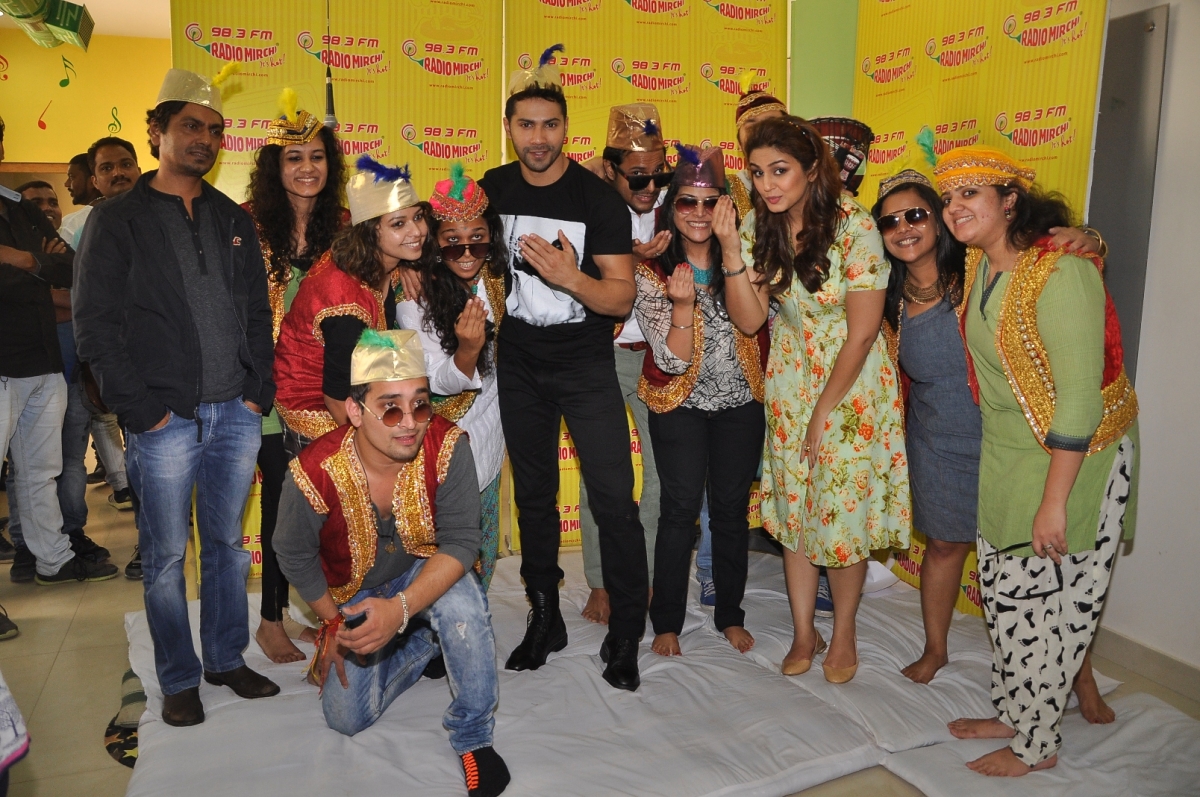 Varun Dhawan, Huma Qureshi Promotes 'Badlapur' at Radio Mirchi Studio