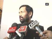 maharashtra-cm-devendra-fadnavis-meets-ram-vilas-paswan-seeks-extension-of-subsidy-on-raw-sugar-exp