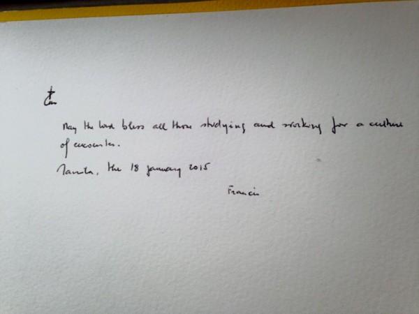 Pope Francis' writing on UST guestbook. Pope Francis write in UST guest book