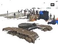 workers-brave-snow-to-rebuild-flood-ravaged-kedarnath