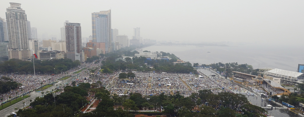 Record-breaking crowd at Pope's Sunday Mass