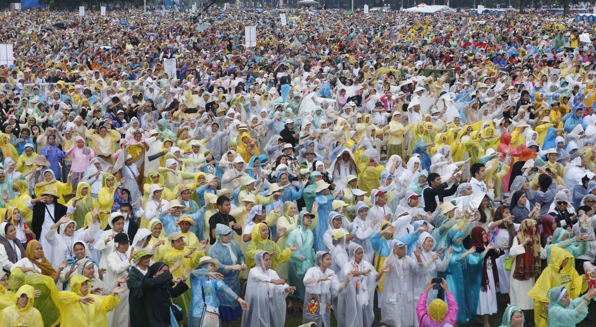 Record-breaking crowd at Pope's Sunday Mass