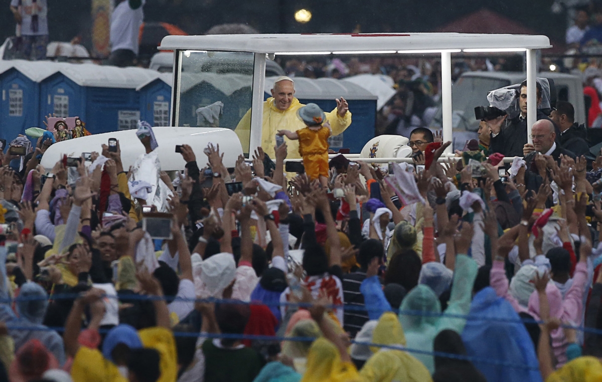 Record-breaking crowd at Pope's Sunday Mass