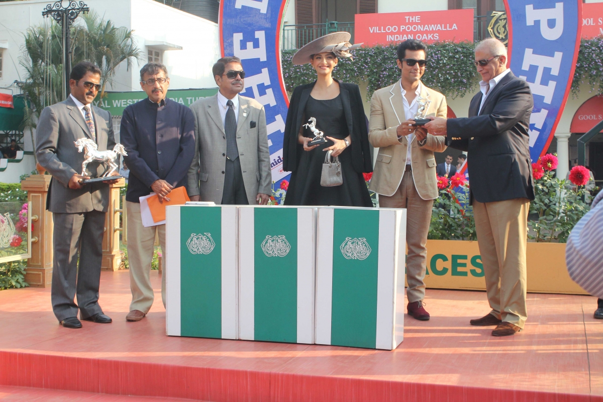 Sonam Kapoor, Randeep Hooda attends at Mid Day Trophy 2015 Sonam Kapoor Randeep Hooda & Others attends at Mid Day Trophy 2015