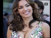 kelly-brook-goes-completely-starkers-in-one-big-happy