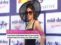 sonam-kapoor-attends-mid-day-trophy-in-mumbai