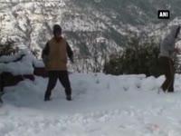 heavy-snowfall-disrupts-normal-life-in-northern-india