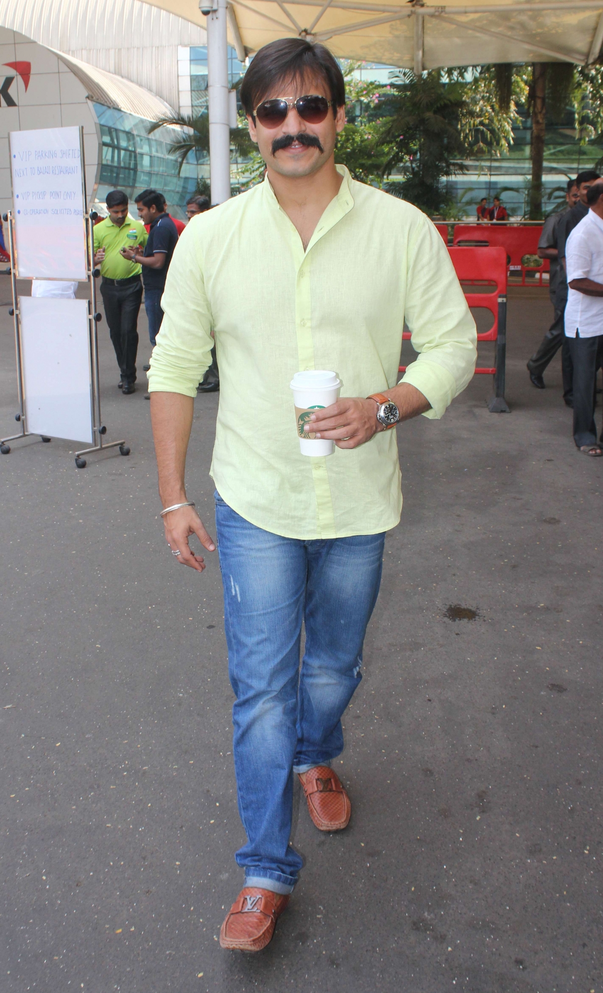 Deepika Padukone, Vivek Oberoi, Jaya Bachchan and Other Celebs Spotted at Mumbai Airport