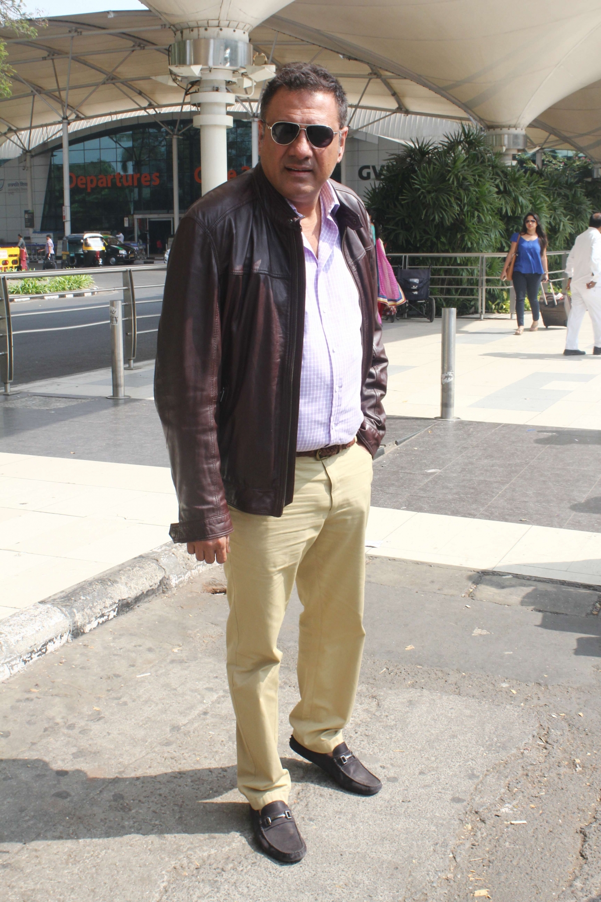 Deepika Padukone, Vivek Oberoi, Jaya Bachchan and Other Celebs Spotted at Mumbai Airport