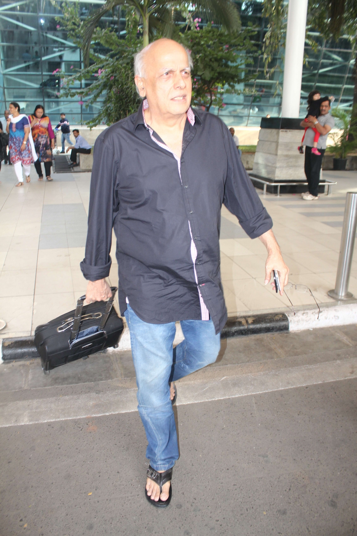 Deepika Padukone, Vivek Oberoi, Jaya Bachchan and Other Celebs Spotted at Mumbai Airport