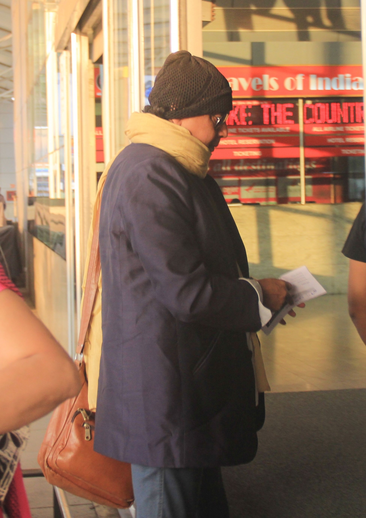 Deepika Padukone, Vivek Oberoi, Jaya Bachchan and Other Celebs Spotted at Mumbai Airport