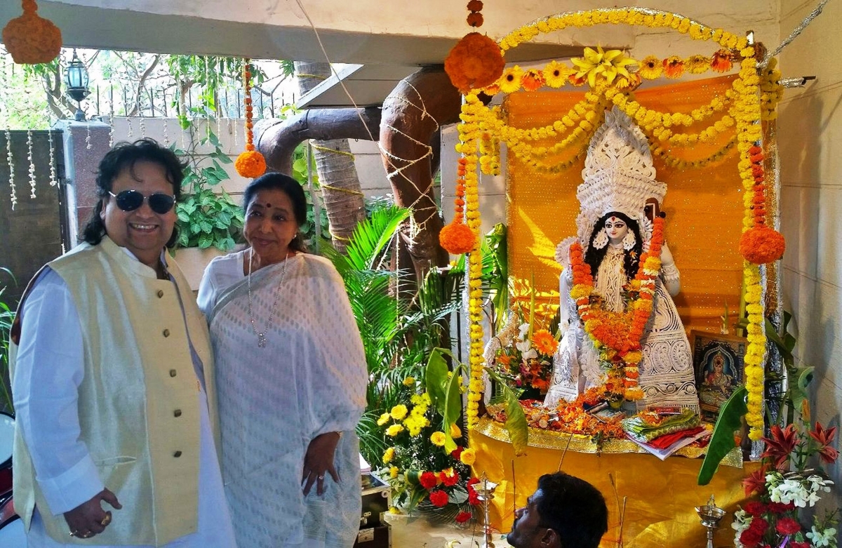 Asha Bhosle at Bappi Lahiri's residence on the occasion of Saraswati Puja Saraswati puja celebration