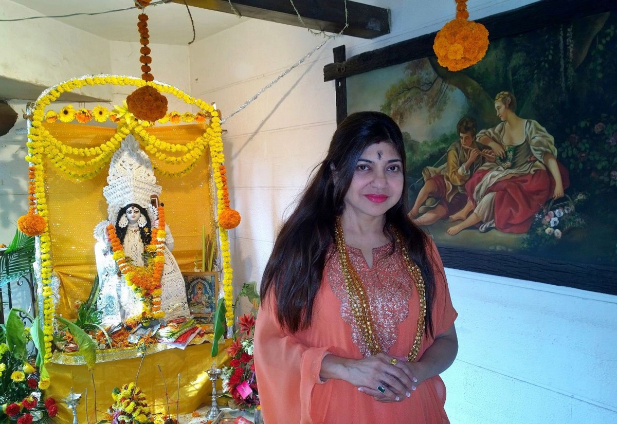 Alka Yagnik at Bappi Lahiri's residence on the occasion of Saraswati Puja Saraswati puja celebration