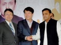 Mr. H.E. Joon-gyu Lee, Ambassador of the Republic of Korea to India, Mr. Hyun Chil Hong, President & CEO, Samsung India Electronics Ltd and Shri Akhilesh Yadav, Hon'ble Chief Minister, Uttar Pradesh unveiling the expansion of Samsung India Electronics Pv