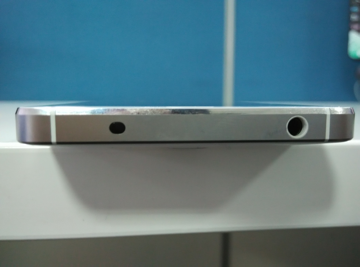 Xioami MI4-  Top Bezel View