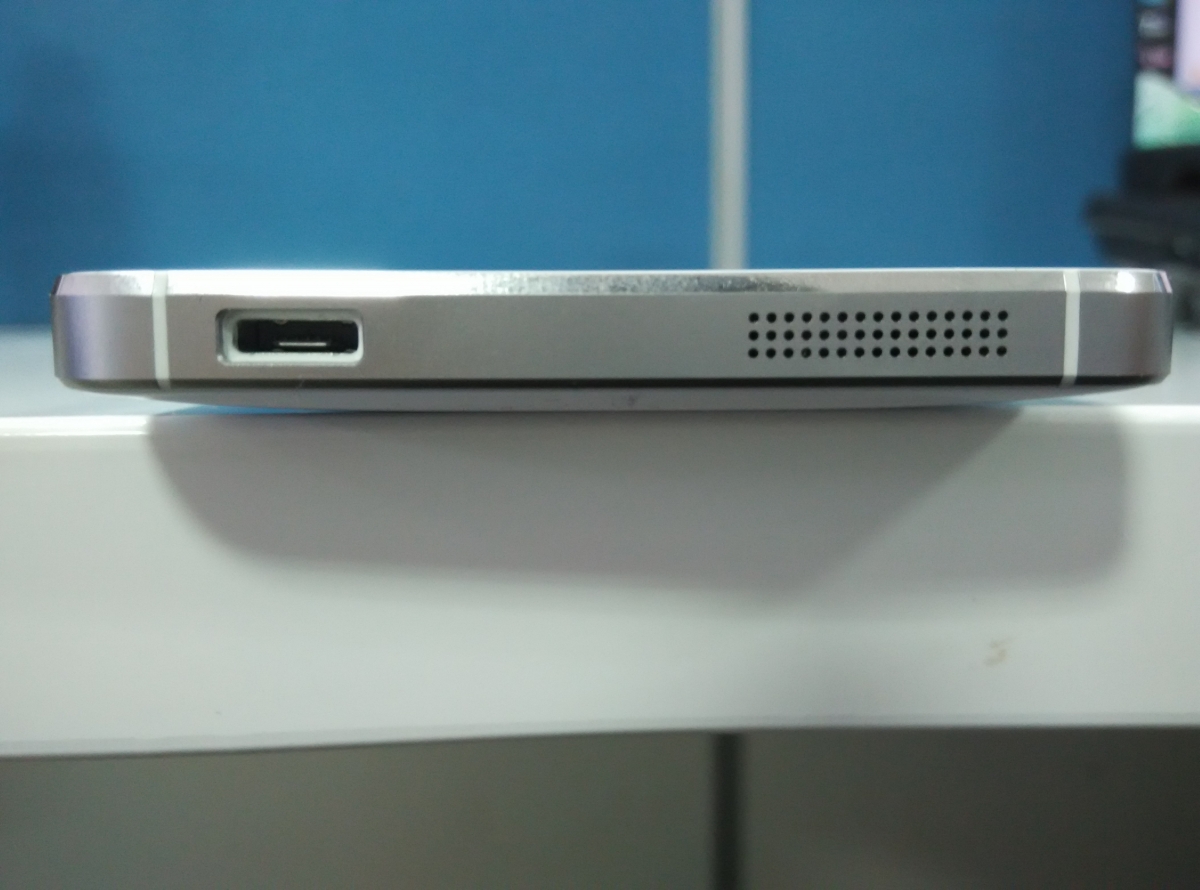 Xioami MI4-  Bottom Bezel View