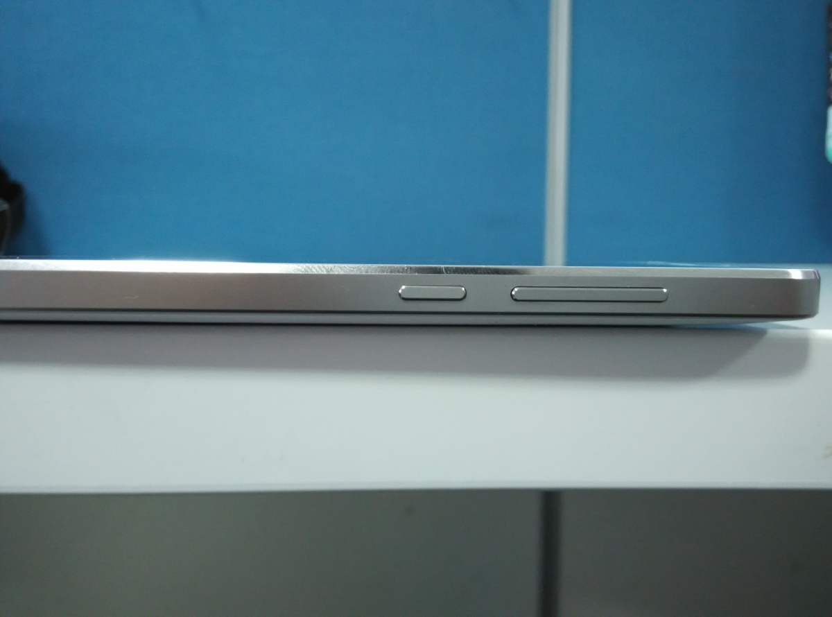Xioami MI4-  Bottom Bezel View