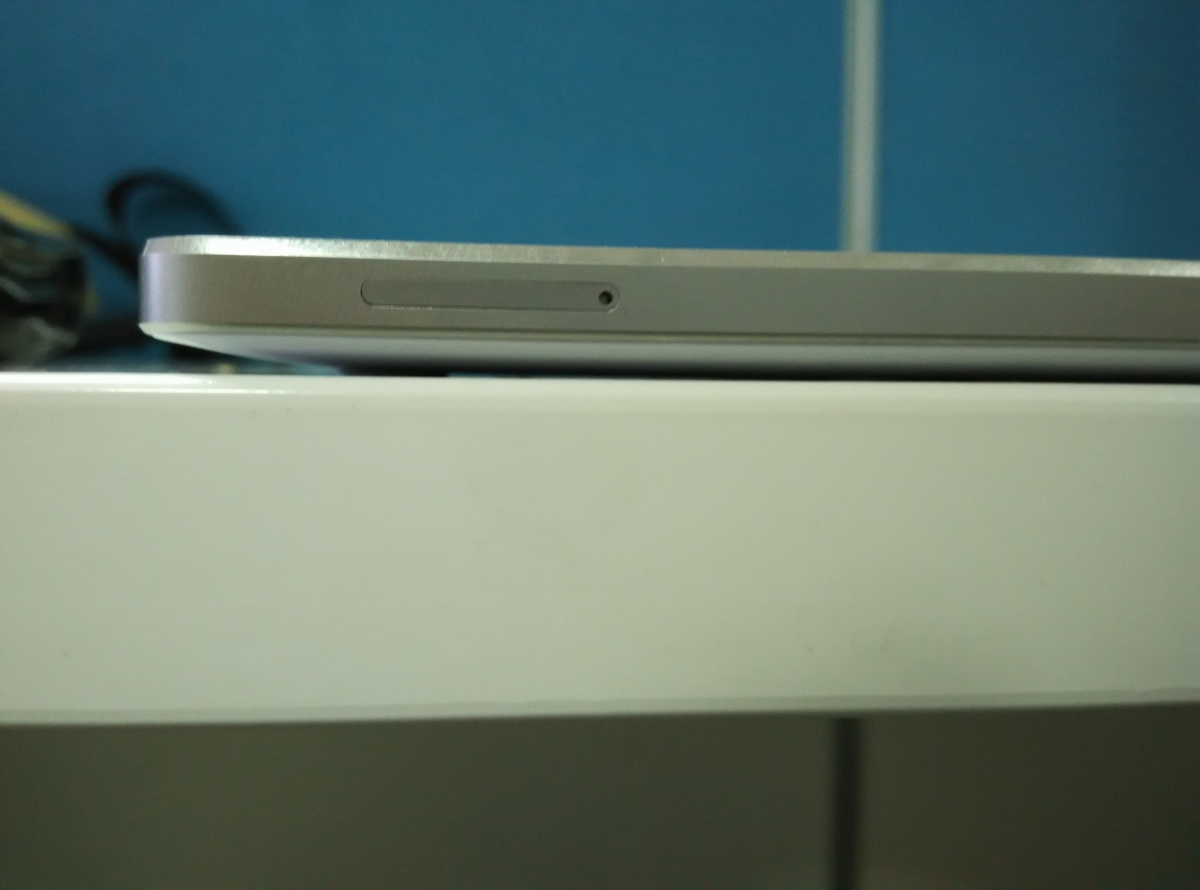 Xioami MI4-  Left Bezel View