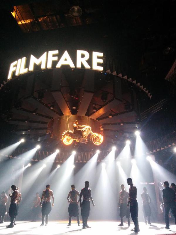 Arjun Kapoor paid tribute to Bollywood superstars Salman Khan and Shah Rukh Khan at 60th Britannia Filmfare Awards 2014 60th Filmfare Awards