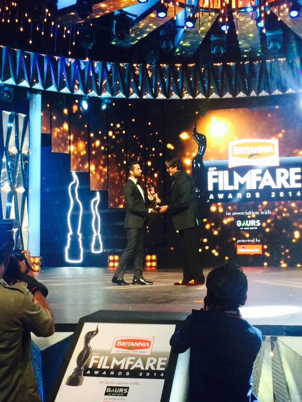 Picture Perfect Moment: Shahid receiving award from megastar Amitabh Bachchan 60th Filmfare Awards
