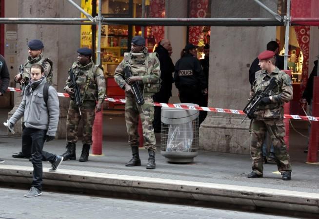 Man attacks French Soldiers guarding Jewish community