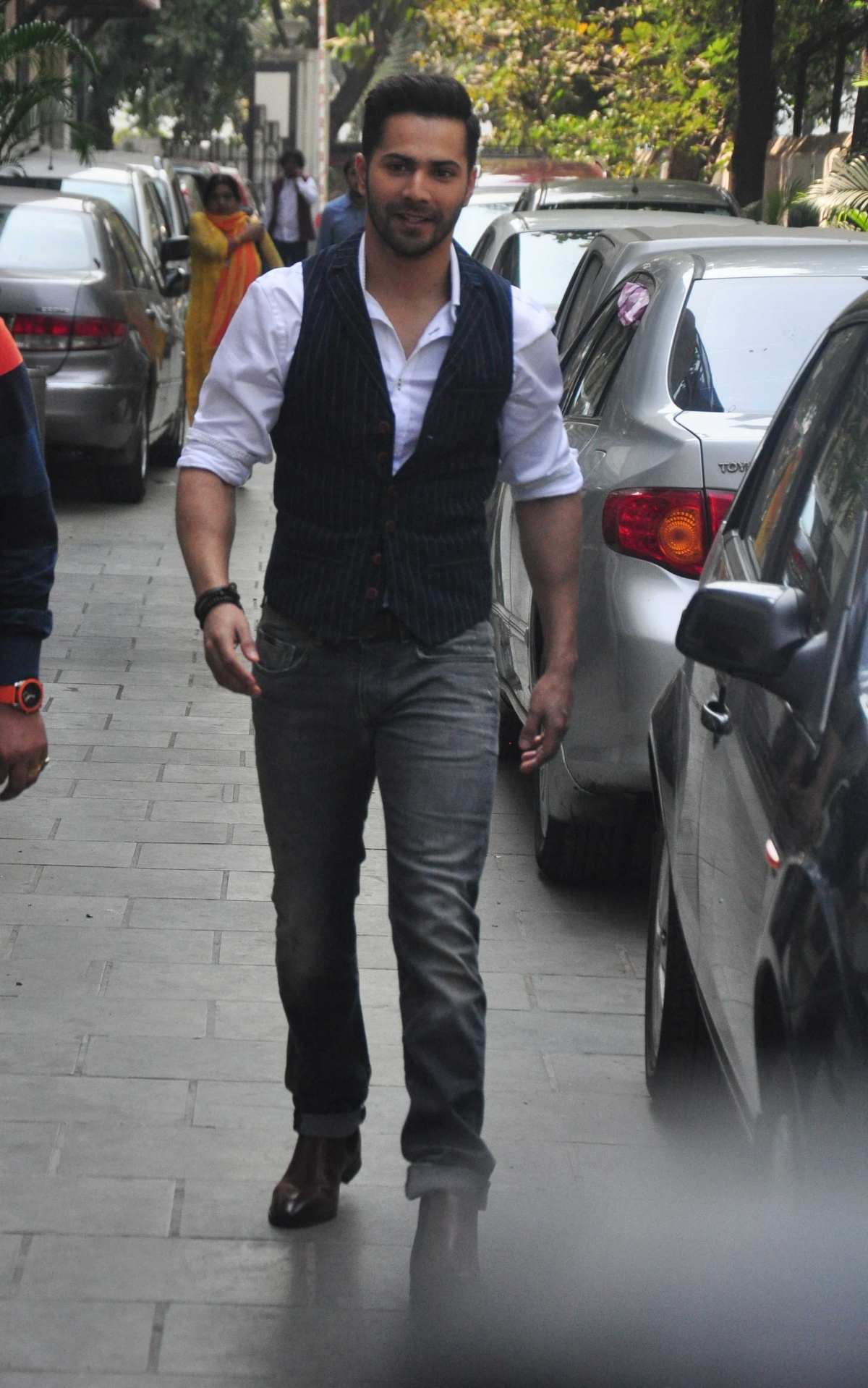 'Badlapur' Promotions: Varun Dhawan, Yami Gautam Stuns at 'Sa Re Ga Ma Pa Li'l Champs'