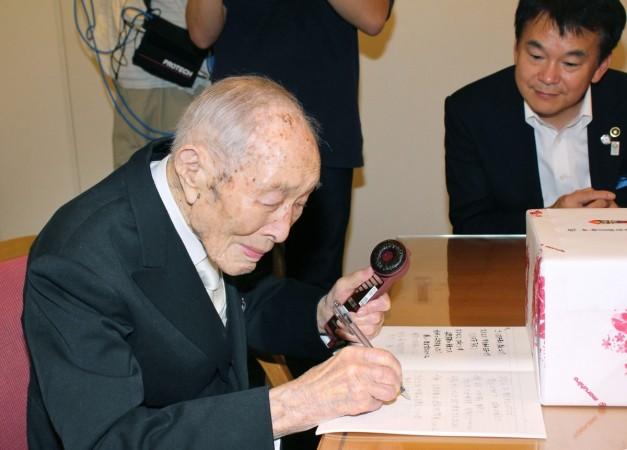 Sakari Momoi (L), a resident of Saitama prefecture, writes a message to communicate with Saitama Mayor Hayato Shimizu (R) in Tokyo, in this Kyodo file photo taken September 2013. Sakari Momoi (L), a resident of Saitama prefecture, writes a message to communicate with Saitama Mayor Hayato Shimizu (R) in Tokyo, in this Kyodo file photo taken September 2013.