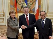 Ukraine's President Petro Poroshenko (C) shakes hands with German Chancellor Angela Merkel and French President Francois Hollande during their meeting in Kiev, February 5, 2015.