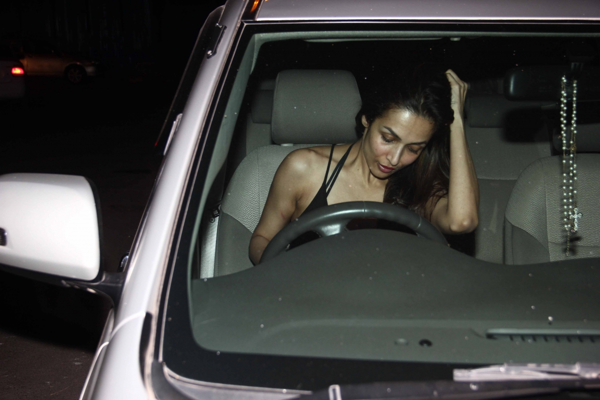 Karisma Kapoor, Malaika Arora Khan Spotted at Kareena Kapoor Khan's Residence