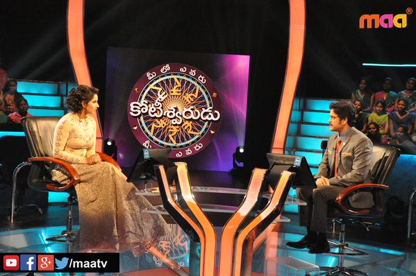 Sania Mirza with Nagarjuna on Meelo Evaru Koteeswarudu 2