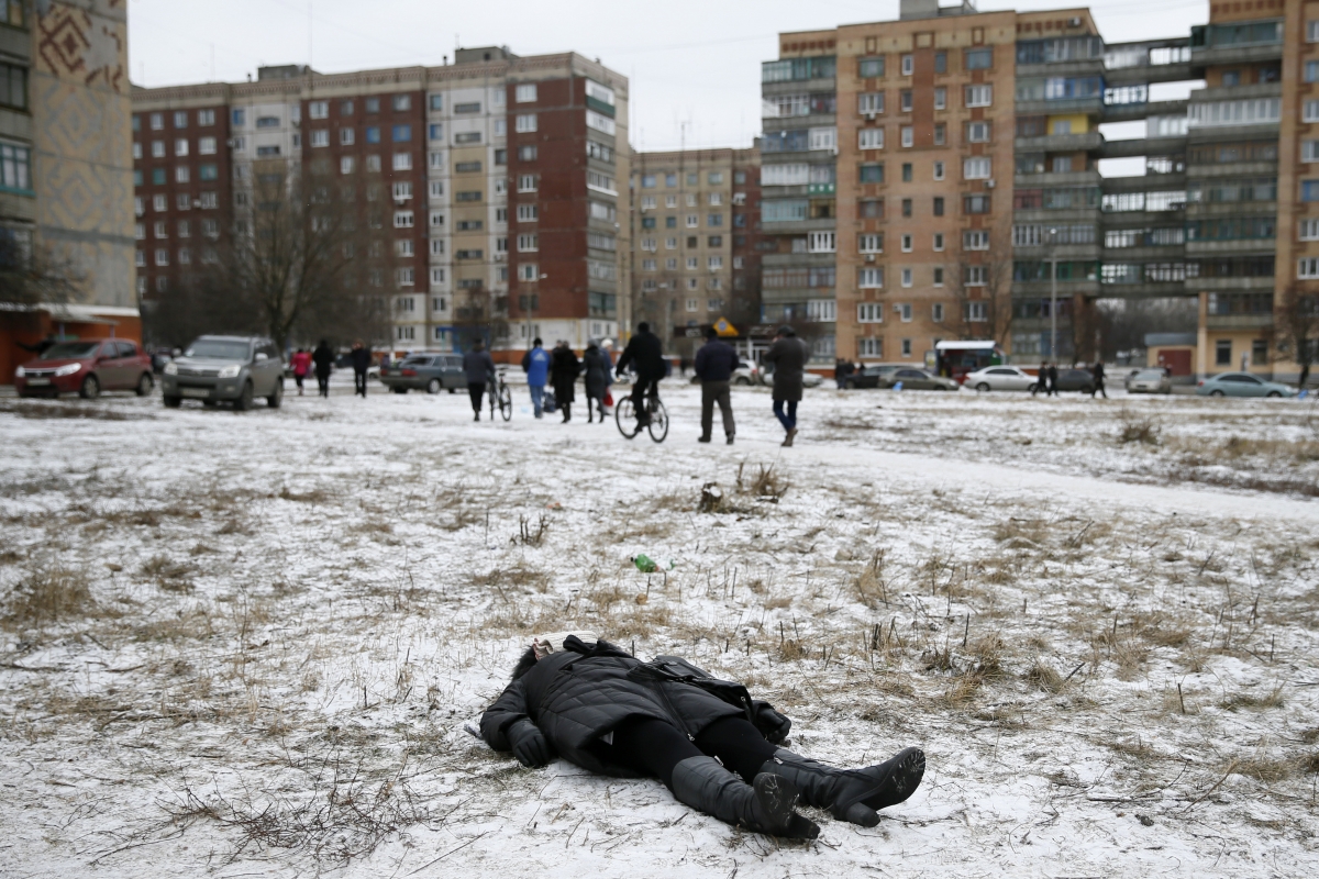 The body of a woman killed by recent shelling lies on a street in the residential sector in the town of Kramatorsk, eastern Ukraine February 10, 2015. ukraine
