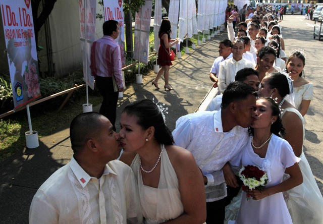 Mass weddings in Manila