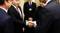 putin-poroshenko-shake-on-ceasefire