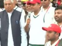 up-cm-akhilesh-yadav-participates-in-cm-team-vs-ias-officers-cricket-match