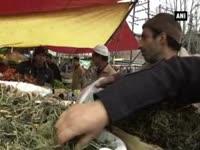 kashmiris-throng-markets-to-buy-dry-vegetables-or-hokshuns