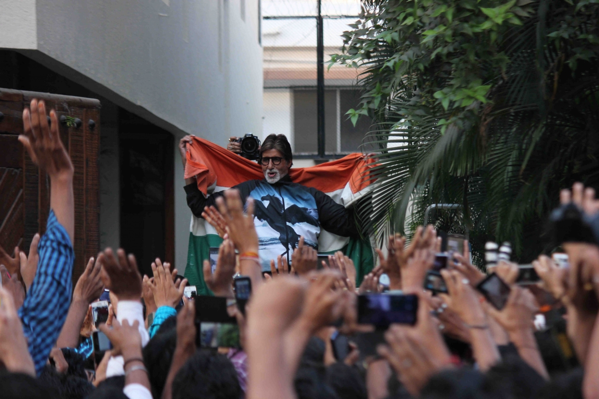 Amitabh Bachchan with his fans Amitabh Bachchan with his fans