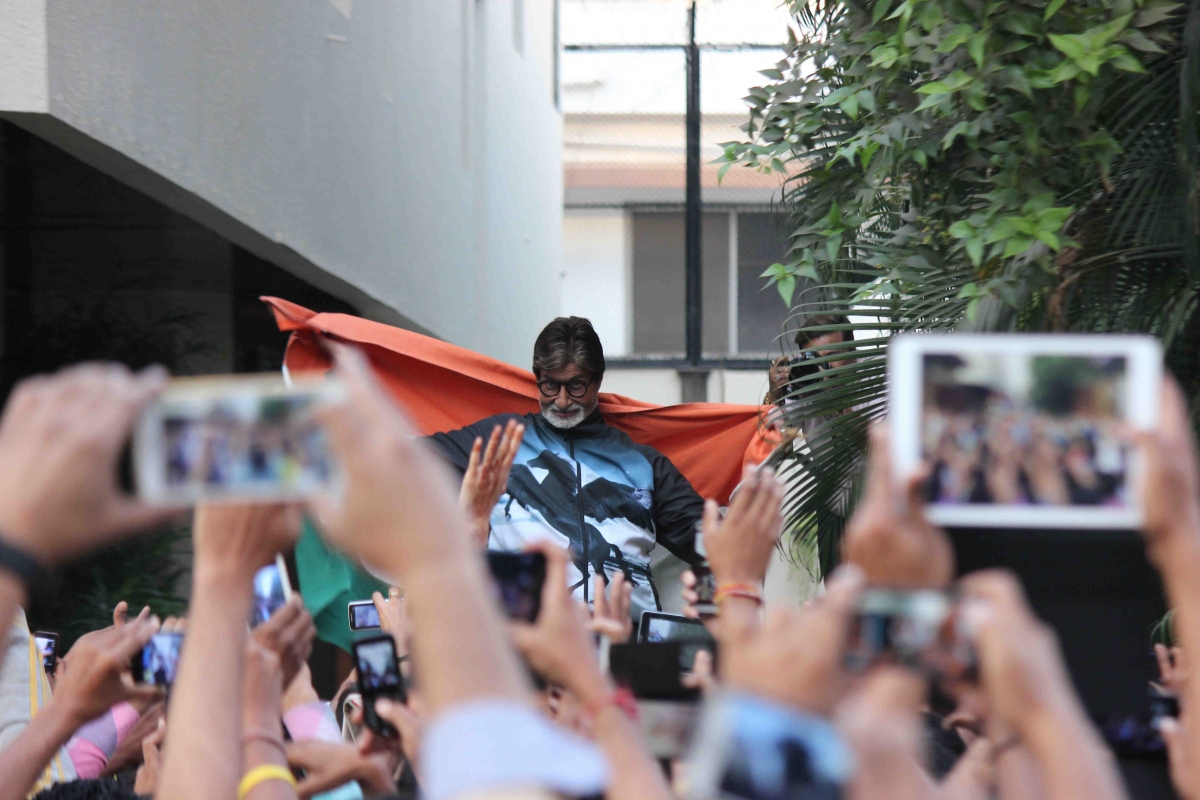 Amitabh Bachchan with his fans Amitabh Bachchan with his fans