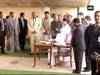 sri-lankan-president-maithripala-sirisena-pays-tribute-at-rajghat