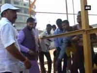 prakash-javadekar-wields-broom-in-ratnagiri-takes-forward-cleanliness-drive