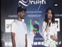 anushka-sharma-promotes-nh10-at-a-mumbai-college-fest