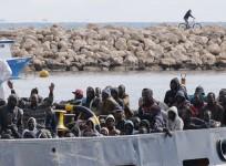 Migrants arrive by boat at the Sicilian harbour of Pozzallo, February 15, 2015
